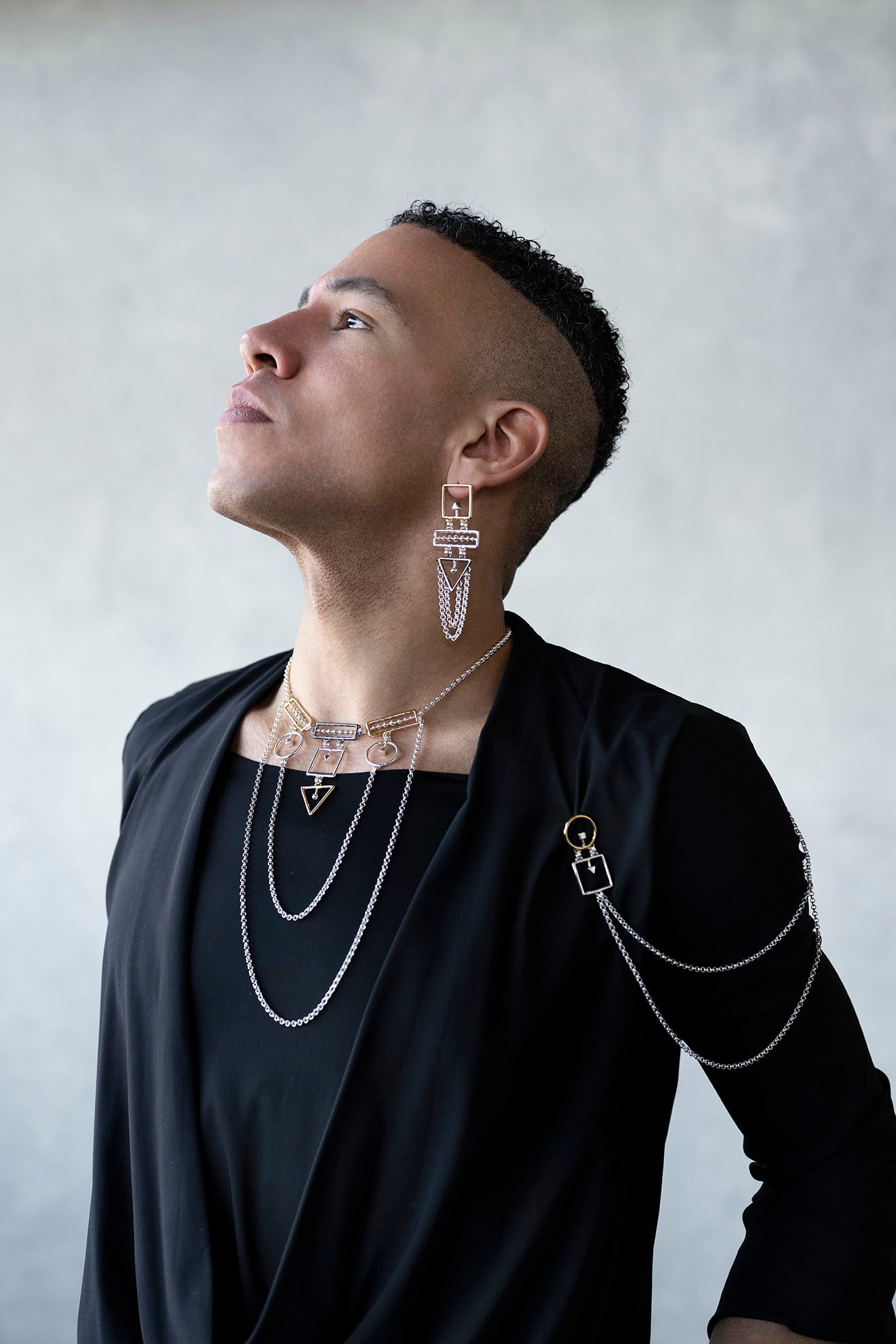 Encircled and Chained Triangulation Necklace